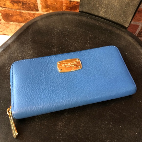 Michael Kors Handbags - Michael Kors zippered wallet! Authentic!